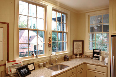 This is an example of a traditional kitchen in Birmingham.