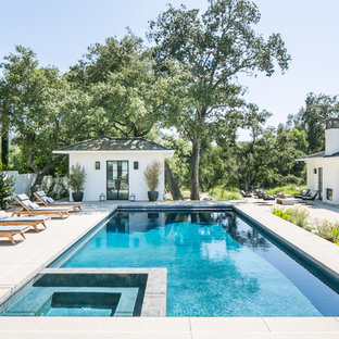 ロサンゼルスの長方形コンテンポラリースタイルのおしゃれなプールハウス (コンクリート板舗装	) の写真
