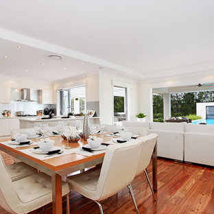 ニューカッスルの巨大なコンテンポラリースタイルのLDKの画像 (グレーの壁、無垢フローリング、暖炉なし、茶色い床)