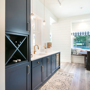 シカゴの小さいカントリー風おしゃれなウェットバー (アンダーカウンターシンク、シェーカースタイル扉のキャビネット、青いキャビネット、クオーツストーンカウンター、白いキッチンパネル、セラミックタイルのキッチンパネル、クッションフロア、茶色い床、白いキッチンカウンター) の写真
