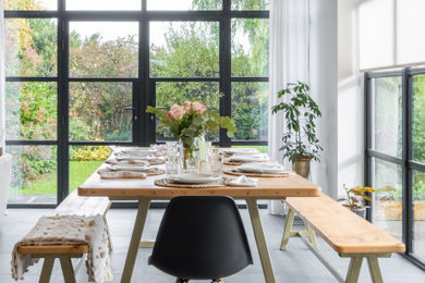 Imagen de comedor bohemio grande con suelo de pizarra y suelo verde