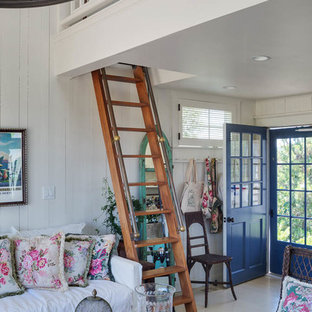 ボストンの中サイズの片開きドアビーチスタイルのおしゃれな玄関ドア (白い壁、ラミネートの床、青いドア) の写真