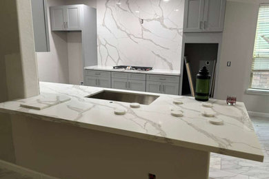 Kitchen - mid-sized modern kitchen idea in Houston