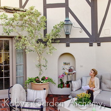 CONATAINER GARDENS BRING LIFE TO PLAIN PAITO, La Jolla, California