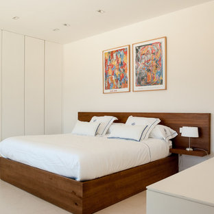 Modelo de dormitorio contemporáneo con paredes blancas y suelo beige