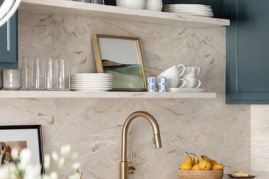Bild på ett litet eklektiskt beige beige kök, med en integrerad diskho, luckor med infälld panel, blå skåp, bänkskiva i koppar, beige stänkskydd, klinkergolv i porslin och grått golv