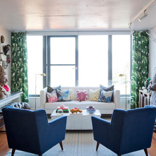 Idee per un piccolo soggiorno bohémian stile loft con pareti bianche e parquet chiaro