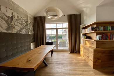 Landhaus Esszimmer mit braunem Holzboden in Dortmund