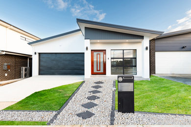 Design ideas for a traditional exterior in Canberra - Queanbeyan.