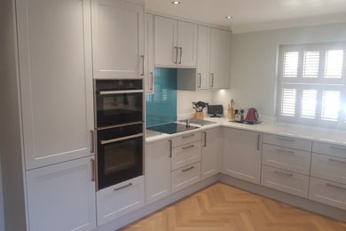 This is an example of a modern kitchen in Hampshire.