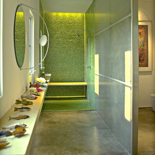 Ispirazione per una stanza da bagno moderna con piastrelle a mosaico, doccia aperta, pareti verdi, pavimento in cemento, doccia aperta e pavimento verde