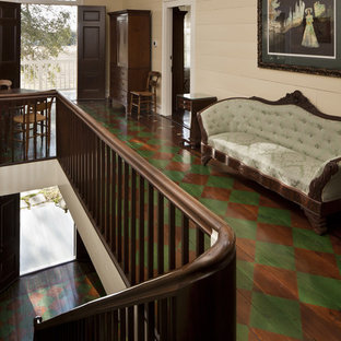 Idéer för att renovera en vintage hall, med målat trägolv och flerfärgat golv