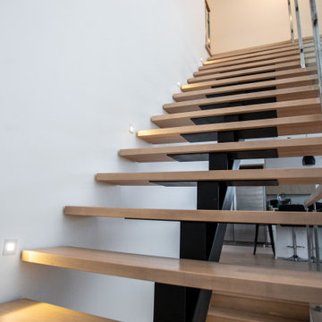 Central metal stringer hardwood staircase / Escalier de bois franc limon central