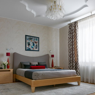 Свежая идея для дизайна: спальня в современном стиле с бежевыми стенами, паркетным полом среднего тона и бежевым полом - отличное фото интерьера