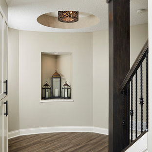 Inspiration för mellanstora klassiska hallar, med vinylgolv, brunt golv och beige väggar