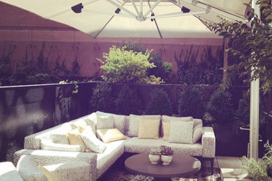 Photo of a small transitional full sun rooftop landscaping in New York.