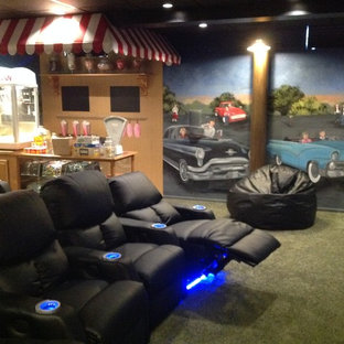 デトロイトの大きいトラディショナルスタイルのおしゃれな地下室 (全地下、カーペット敷き、緑の床) の写真