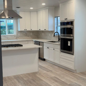 Contemporary White Kitchen with Peninsula Cooktop