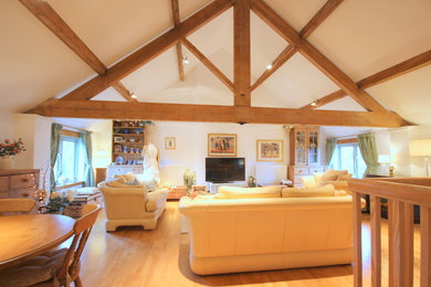 Exemple d'un grand salon nature ouvert avec une salle de réception, un mur blanc, un sol en bois brun, aucune cheminée et un téléviseur indépendant.