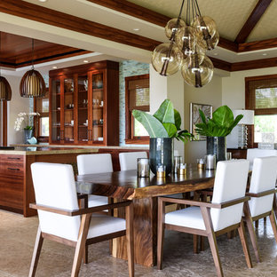 ハワイの広いトロピカルスタイルのLDKの画像 (ベージュの壁、ライムストーンの床)