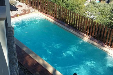 Esempio di una piscina contemporanea rettangolare di medie dimensioni e dietro casa