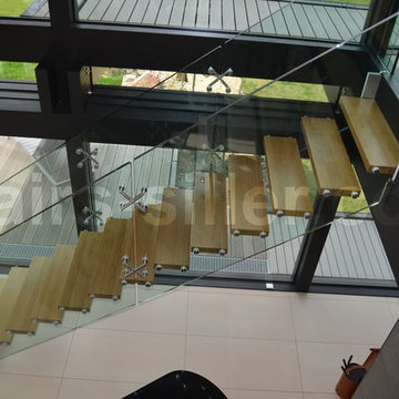 Fee standing staircase