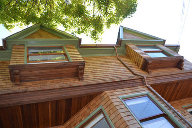サンフランシスコにある高級な中くらいなトランジショナルスタイルのおしゃれな家の外観 (ウッドシングル張り) の写真
