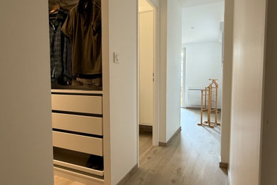 Réalisation d'une maison minimaliste de taille moyenne.
