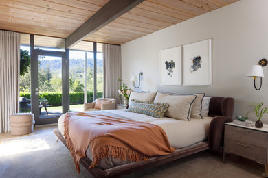 サンフランシスコにある広いミッドセンチュリースタイルのおしゃれな客用寝室 (表し梁、グレーの壁、淡色無垢フローリング、暖炉なし、ベージュの床) のインテリア