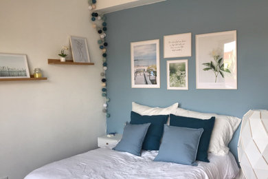 Inspiration pour une grande chambre traditionnelle avec un mur bleu et parquet clair.