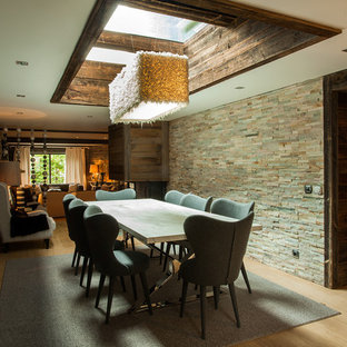 Cette image montre une salle à manger chalet avec un sol en bois clair.