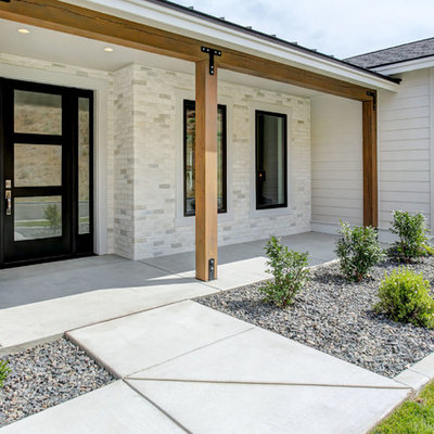 Example of a country home design design in Seattle