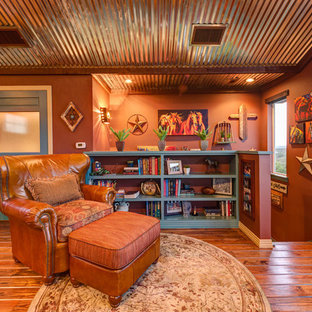 Mediterrane Bibliothek im Loft-Stil mit oranger Wandfarbe, braunem Holzboden und orangem Boden in Austin