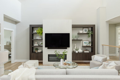 Imagen de salón abierto y abovedado tradicional renovado de tamaño medio con paredes beige, suelo vinílico, chimenea lineal y pared multimedia