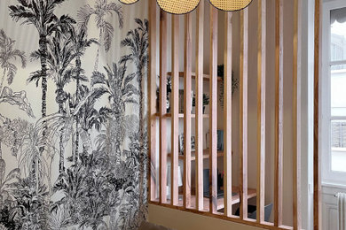 Idée de décoration pour une chambre haussmannienne et beige et blanche nordique de taille moyenne avec un mur beige, parquet clair, un sol marron et du papier peint.