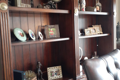 Modelo de despacho clásico de tamaño medio con paredes verdes, suelo de baldosas de cerámica, escritorio independiente y suelo beige