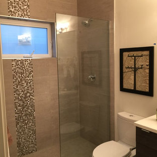 Foto di una piccola stanza da bagno con doccia minimalista con ante lisce, ante in legno bruno, doccia alcova, WC monopezzo, piastrelle marroni, piastrelle grigie, piastrelle bianche, piastrelle di vetro, pareti beige, lavabo a bacinella, top in quarzite e doccia aperta