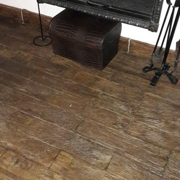 Revestimiento Simil madera petrificada en baño y escalera