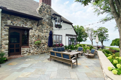 Inspiration for a craftsman patio remodel in Chicago