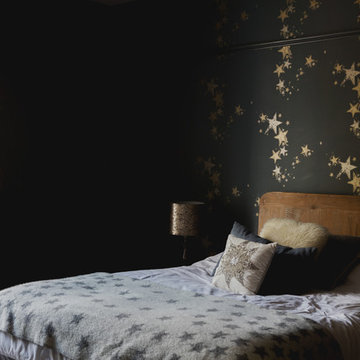 Girl's Bedroom: Gold Stars across Inky Charcoal Sky