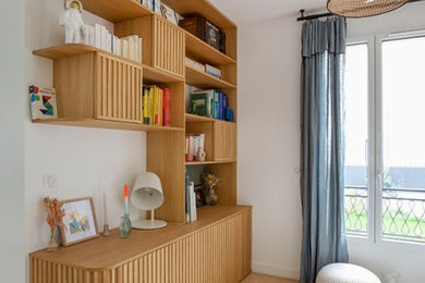 Aménagement d'une salle de séjour moderne de taille moyenne avec une bibliothèque ou un coin lecture, un mur blanc, parquet clair, une cheminée standard et un manteau de cheminée en pierre.