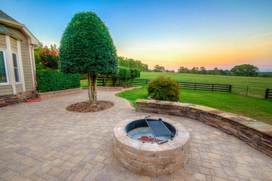 Design ideas for a traditional landscaping in Atlanta.