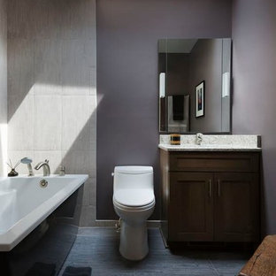 Esempio di una piccola stanza da bagno padronale minimalista con ante con riquadro incassato, ante in legno scuro, vasca freestanding, WC monopezzo, piastrelle grigie, piastrelle in gres porcellanato, pareti viola, pavimento in gres porcellanato, lavabo sottopiano, top in quarzo composito e pavimento grigio