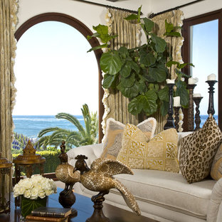 Repräsentatives, Großes, Offenes, Fernseherloses Mediterranes Wohnzimmer mit weißer Wandfarbe, dunklem Holzboden, Tunnelkamin, gefliestem Kaminsims und braunem Boden in San Diego