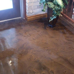 デンバーの中サイズの片開きドアおしゃれな玄関ドア (白い壁、リノリウムの床、濃色木目調のドア) の写真