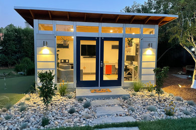 Example of a mid-sized mid-century modern detached studio / workshop shed design in San Francisco