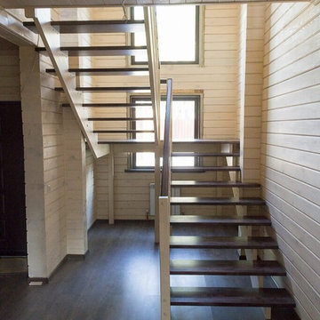 Деревянная лестница с площадкой на второй этаж