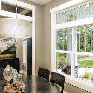 ウィチタの小さいトランジショナルスタイルのLDKの画像 (茶色い壁、無垢フローリング、暖炉なし、茶色い床)