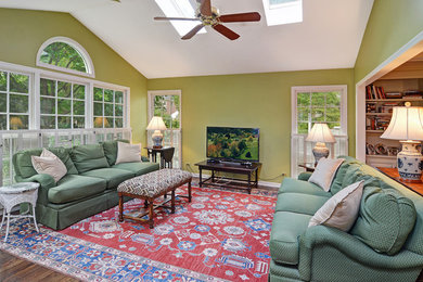 Example of a family room design in Chicago