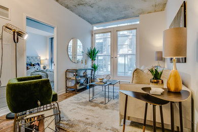 Living room photo in Toronto